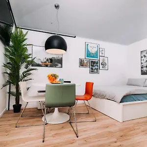 Hanna's With Free Parking Apartman